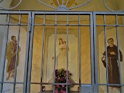 21 Santella dedicata alla Madonna con Bambino e i Santi Antonio da Padova  e Barnaba (patrono di Endenna)